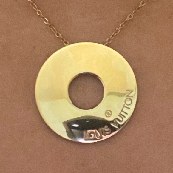 Louis Vuitton hardware medallion necklace - Picture 2 of 8